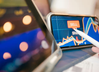 Operador multiactivo evaluando alternativas en Bitcoin, Ethereum y forex